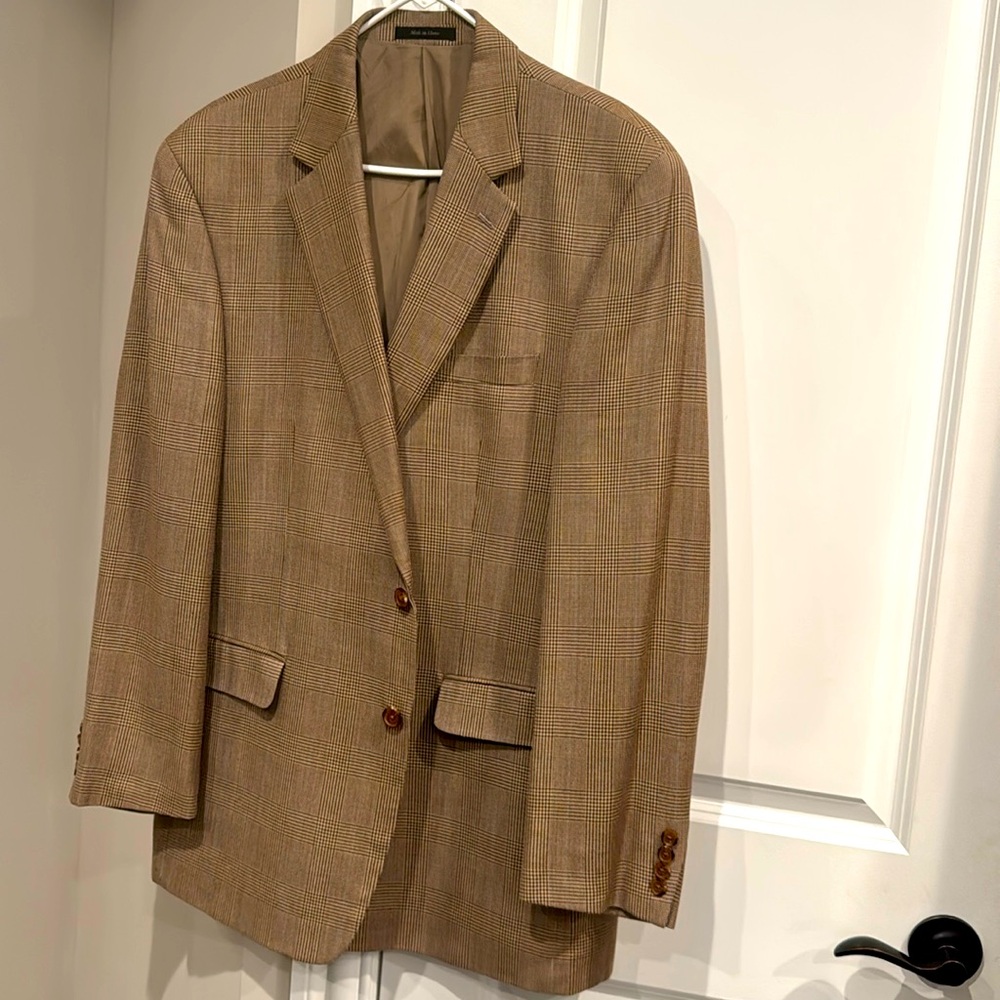 Brown blazer with baby blue pinpoints. Size 48L. Excellent condition.